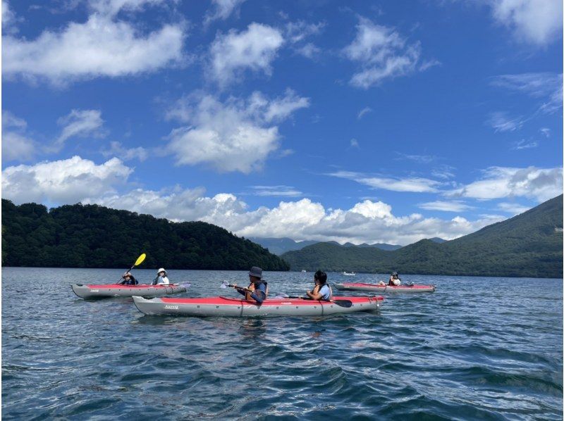 【栃木・日光】いつもと違う視線で眺める中禅寺湖の景色や体験を求める方へ！中禅寺湖半日ロングカヌーツアーの紹介画像