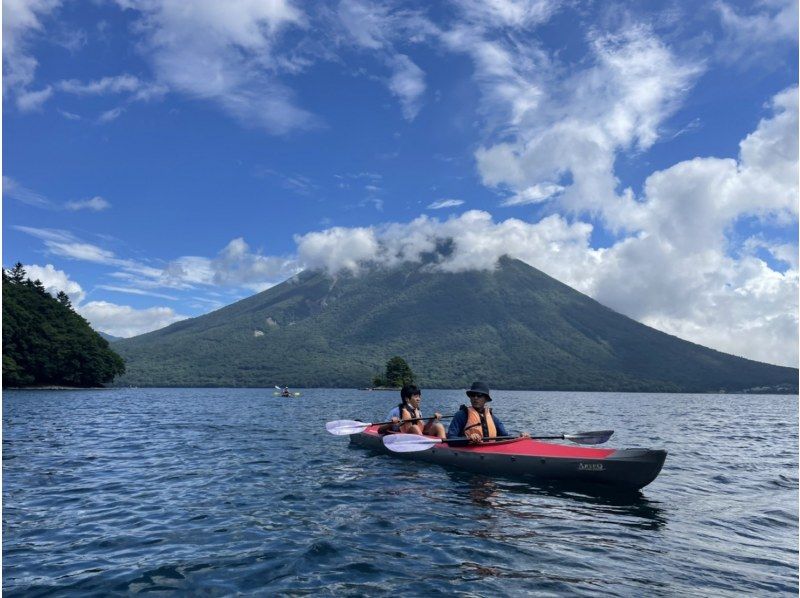 【栃木・日光】いつもと違う視線で眺める中禅寺湖の景色や体験を求める方へ！中禅寺湖半日ロングカヌーツアーの紹介画像