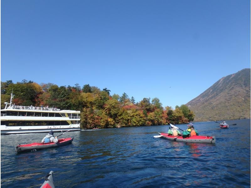 【栃木・日光】いつもと違う視線で眺める中禅寺湖の景色や体験を求める方へ！中禅寺湖半日ロングカヌーツアーの紹介画像