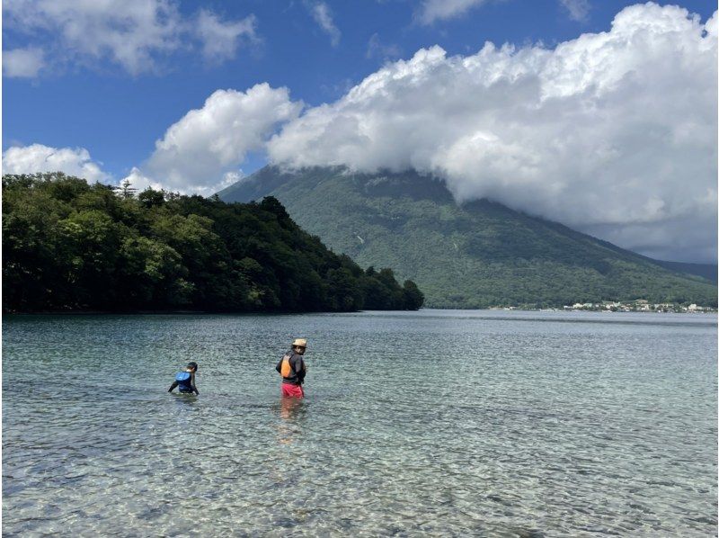 【栃木・日光】いつもと違う視線で眺める中禅寺湖の景色や体験を求める方へ！中禅寺湖半日ロングカヌーツアーの紹介画像