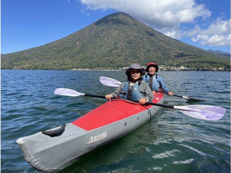 【栃木・日光】いつもと違う視線で眺める中禅寺湖の景色や体験を求める方へ！中禅寺湖半日ロングカヌーツアーの紹介画像