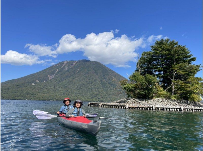 【栃木・日光】いつもと違う視線で眺める中禅寺湖の景色や体験を求める方へ！中禅寺湖半日ロングカヌーツアーの紹介画像