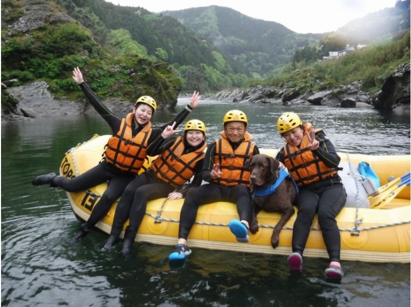 [Shikoku Yoshino River] Your beloved dog is also a member of the family! Rafting experience together Kochi Family Course Free photo gift!の紹介画像