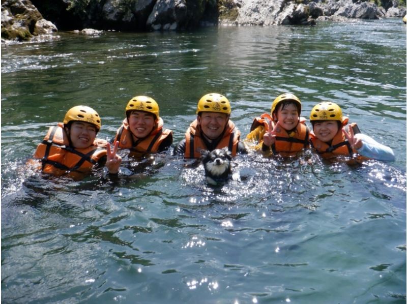 SALE! [Shikoku Yoshino River] Your beloved dog is also a member of the family! Rafting experience together Kochi Family Course Free photo gift!の紹介画像