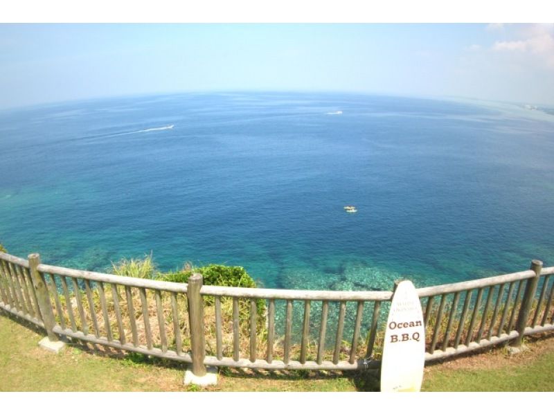 【沖縄・恩納村】海を見下ろす絶景で本格炭火BBQ｜ランチプランの紹介画像