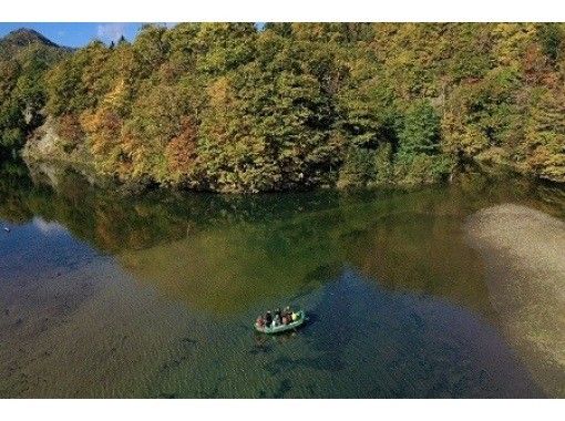 [北海道・札幌・定山渓]1歳からラフティングボートに乗って川遊びを楽しめる！～ちびっこかっぱツアー～（焚き火＆焼きマシュマロ付き）