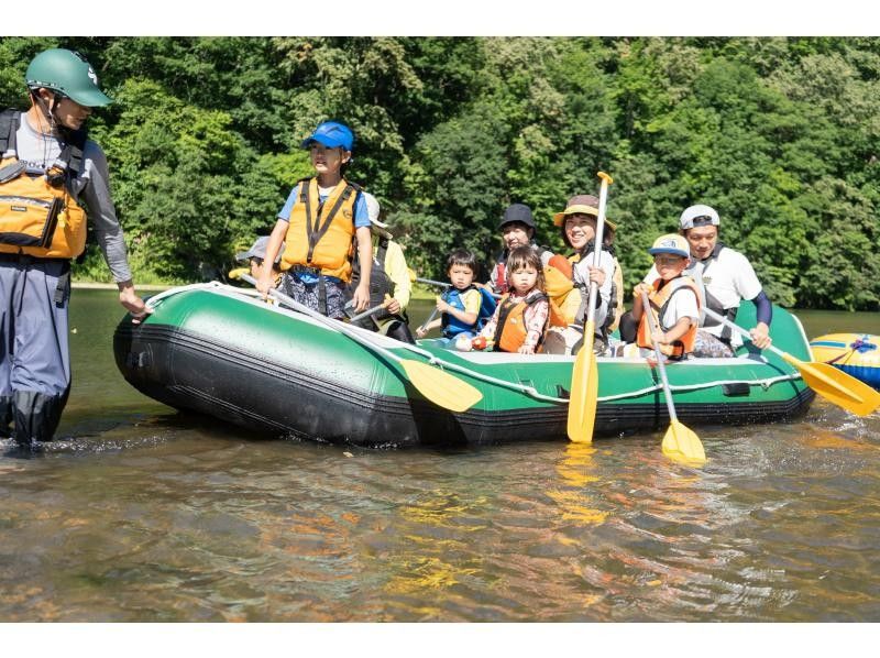[北海道・札幌・定山渓]1歳からラフティングボートに乗って川遊びを楽しめる！～ちびっこかっぱツアー～:野あそびベース フリルフスリフ