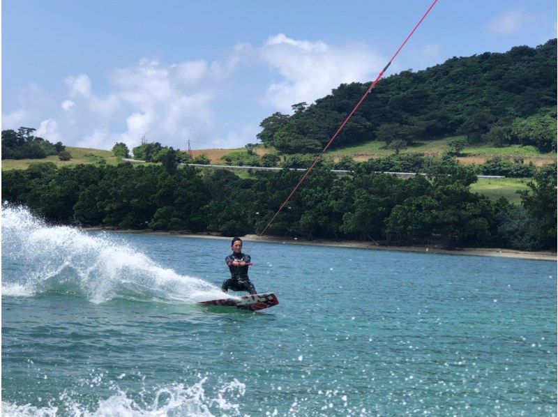 [Okinawa / Ishigaki] Let's challenge to a wakeboard on Ishigaki Island! Beginners to advanced players are welcome. The wake that you do in the sea of Ishigaki Island is exceptional!の紹介画像