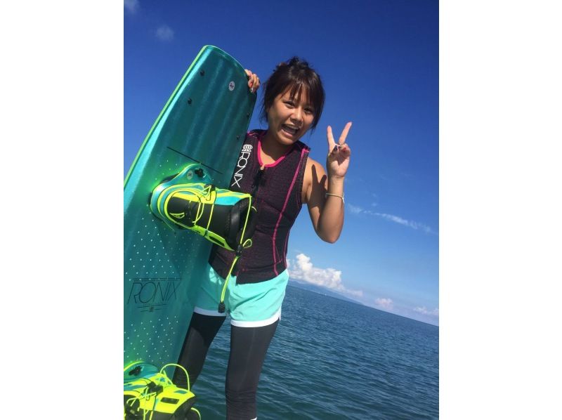 [Okinawa / Ishigaki] Let's challenge to a wakeboard on Ishigaki Island! Beginners to advanced players are welcome. The wake that you do in the sea of Ishigaki Island is exceptional!の紹介画像