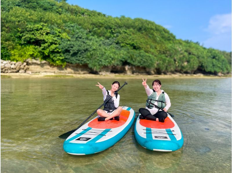 [沖繩/恩納村]畢業旅行、春假等團體旅遊可享折扣！熱帶 SUP 放鬆 | 當天預約和突然參加均可 | 提供熱水淋浴、洗髮水和吹風機の紹介画像