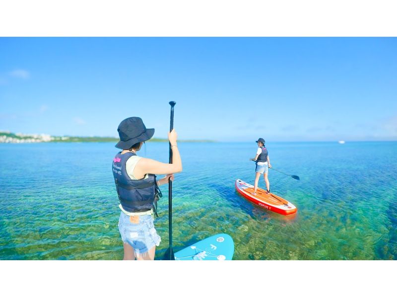 [沖繩/恩納村]畢業旅行、春假等團體旅遊可享折扣！熱帶 SUP 放鬆 | 當天預約和突然參加均可 | 提供熱水淋浴、洗髮水和吹風機の紹介画像