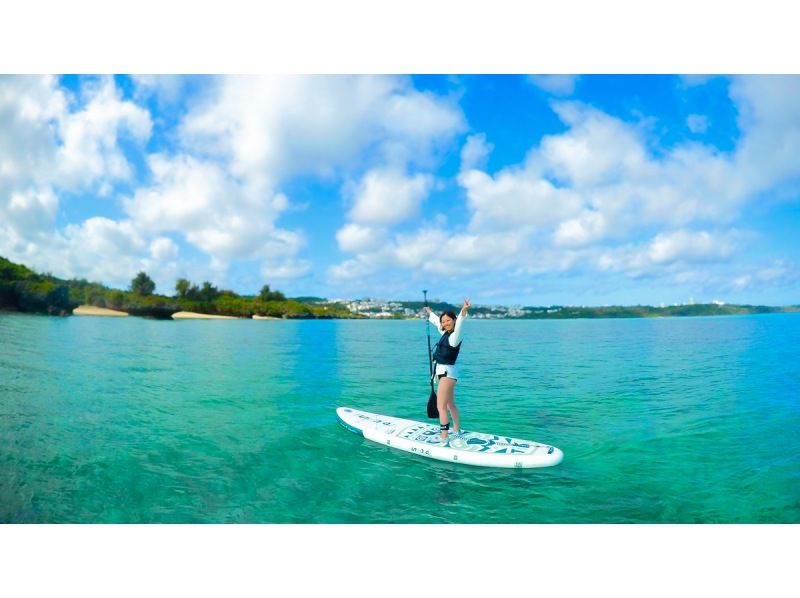 [沖繩/恩納村]畢業旅行、春假等團體旅遊可享折扣！熱帶 SUP 放鬆 | 當天預約和突然參加均可 | 提供熱水淋浴、洗髮水和吹風機の紹介画像