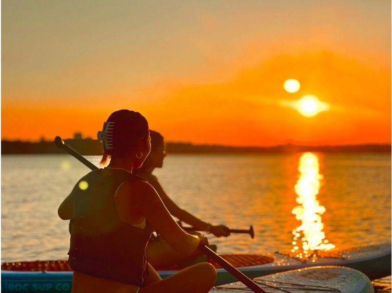 [Okinawa/Onna Village] Chill time with a spectacular sunset! Tropical Sunset SUP | Same-day reservations and sudden participation OK | Hot shower, shampoo and hair dryer providedの紹介画像