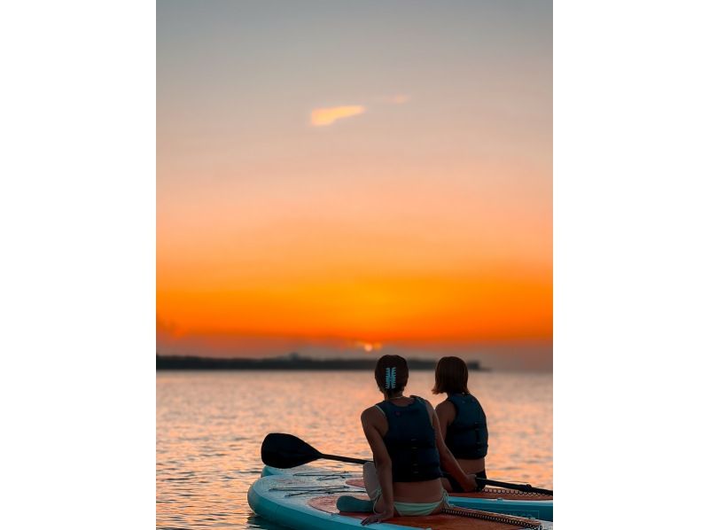 [Okinawa/Onna Village] Chill time with a spectacular sunset! Tropical Sunset SUP | Same-day reservations and sudden participation OK | Hot shower, shampoo and hair dryer providedの紹介画像