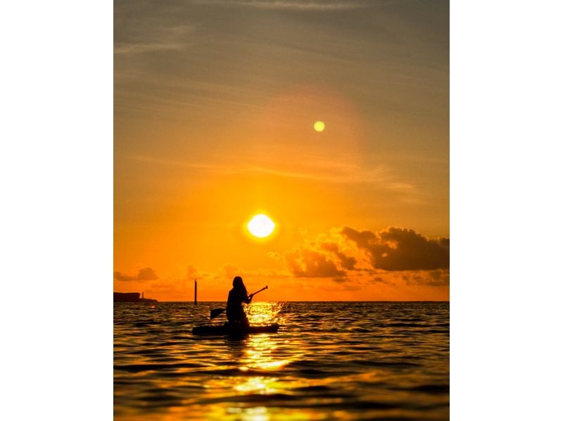 [Okinawa/Onna Village] Chill time with a spectacular sunset! Tropical Sunset SUP | Same-day reservations and sudden participation OK | Hot shower, shampoo and hair dryer providedの紹介画像