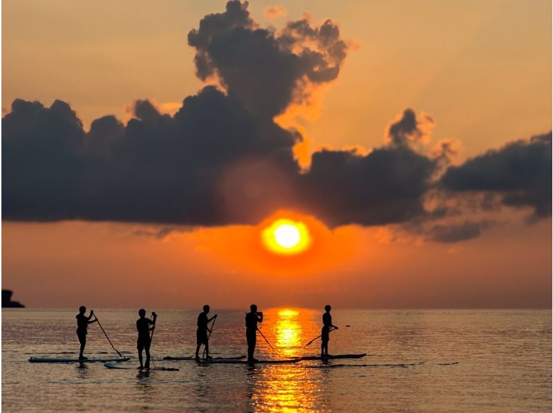 [Okinawa/Onna Village] Chill time with a spectacular sunset! Tropical Sunset SUP | Same-day reservations and sudden participation OK | Hot shower, shampoo and hair dryer providedの紹介画像