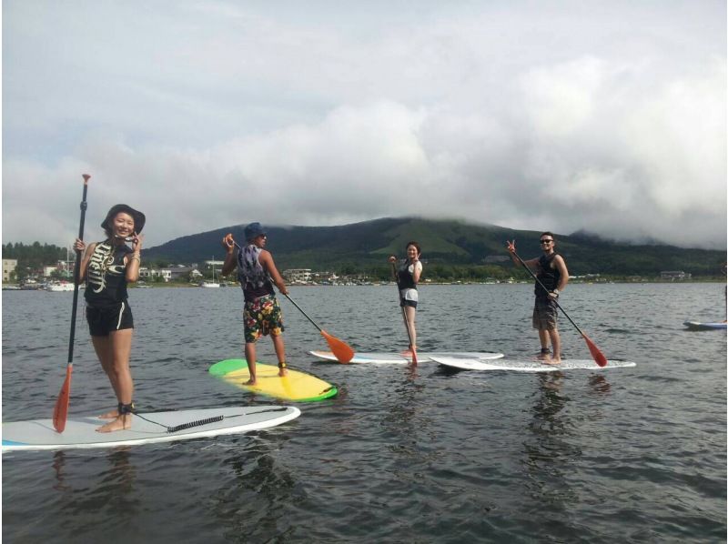 ★ Activity Japan LINE members only ★ May / June Limited number of people sold! Very popular with families and groups! SUP cruising with Mt. Fuji in the background at Lake Yamanaka ♪の紹介画像