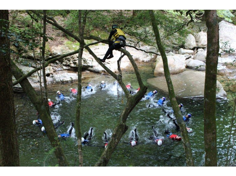 [Ehime Namerayuka valley] canyoning tour whole 1DAY course [40m natural rock slider! ]の紹介画像