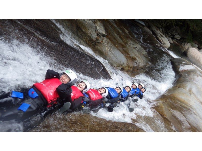 [Ehime Namerayuka valley] canyoning tour whole 1DAY course [40m natural rock slider! ]の紹介画像