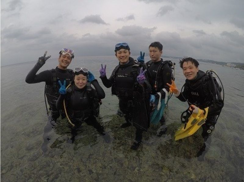 [Motobu Gorilla Chop Fan Beach Diving 1 Dive] 令人印象深刻的潜水，周围环绕着五颜六色的珊瑚和热带鱼✨ GoPro 照片和视频免费！の紹介画像