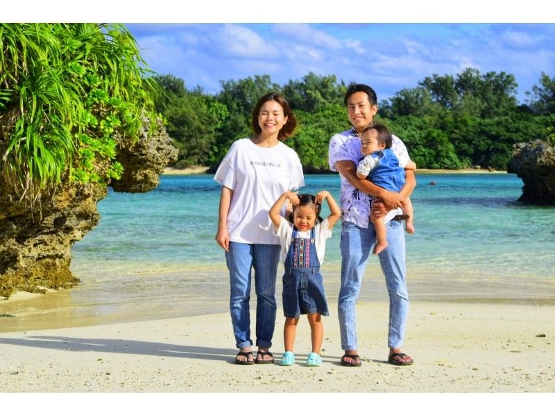 A family enjoying a tour of Ishigaki Island Adventure Photo Tour KIBOU