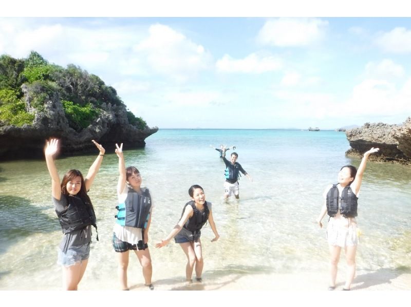 【沖縄　恩納村】沖縄の美しい海をのんびり楽しむ！シーカヤックの紹介画像