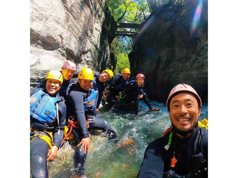 【고치·니요도가와마치】 “나카츠 계곡 캐니어닝 투어” 딥인 니요도 블루의 세계를 대모험! 지금까지 본 적이 없는 세계를 보러 가자!の紹介画像