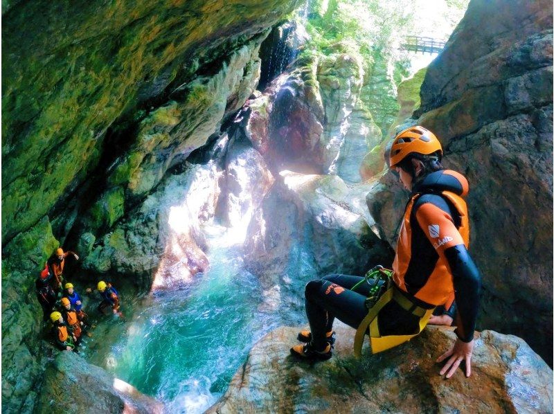 【高知・仁淀川町】 「中津渓谷キャニオニングツアー」　ディープな仁淀ブルーの世界を大冒険！今まで見たことのない世界を見に行こう！の紹介画像
