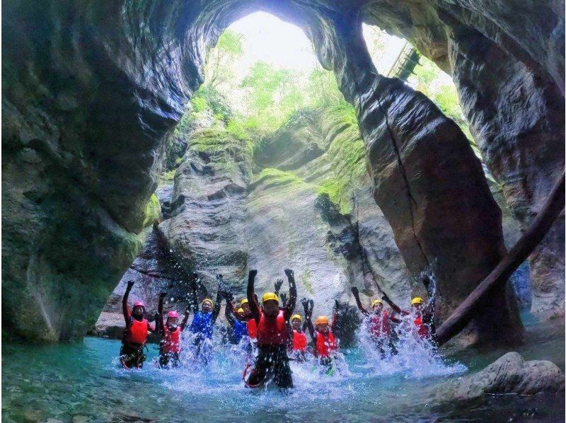 【高知・仁淀川町】 「中津渓谷キャニオニングツアー」　ディープな仁淀ブルーの世界を大冒険！今まで見たことのない世界を見に行こう！の紹介画像