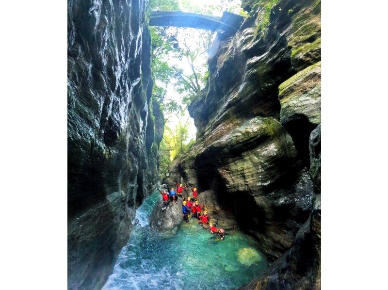 【高知・仁淀川町】 「中津渓谷キャニオニングツアー」　ディープな仁淀ブルーの世界を大冒険！今まで見たことのない世界を見に行こう！の紹介画像