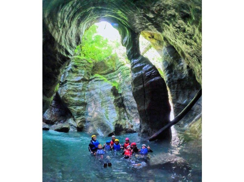 【高知・仁淀川町】 「中津渓谷キャニオニングツアー」　ディープな仁淀ブルーの世界を大冒険！今まで見たことのない世界を見に行こう！の紹介画像