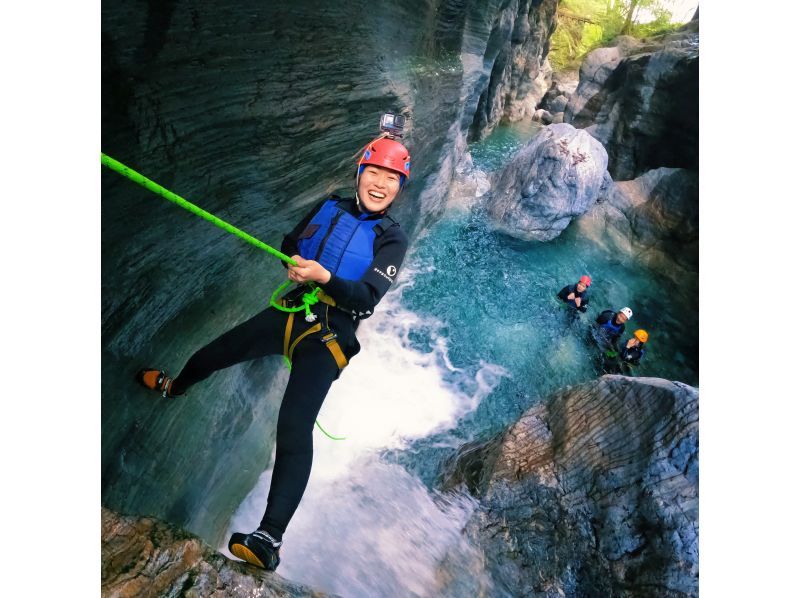 【高知・仁淀川町】 「中津渓谷キャニオニングツアー」　ディープな仁淀ブルーの世界を大冒険！今まで見たことのない世界を見に行こう！の紹介画像