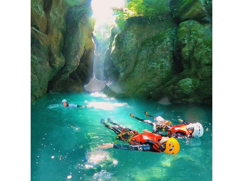 【高知・仁淀川町】 「中津渓谷キャニオニングツアー」　ディープな仁淀ブルーの世界を大冒険！今まで見たことのない世界を見に行こう！の紹介画像