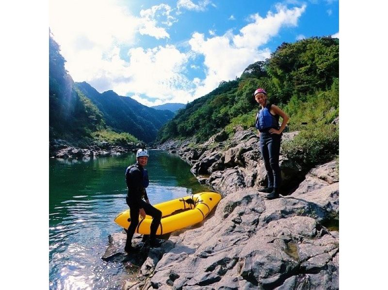 [Kochi / Niyodogawa Town] "Niyodogawa Pack Craft Tour" The best river trip in Niyodogawa! Take a single-seater boat and explore the great valley created by the Niyodo River!の紹介画像