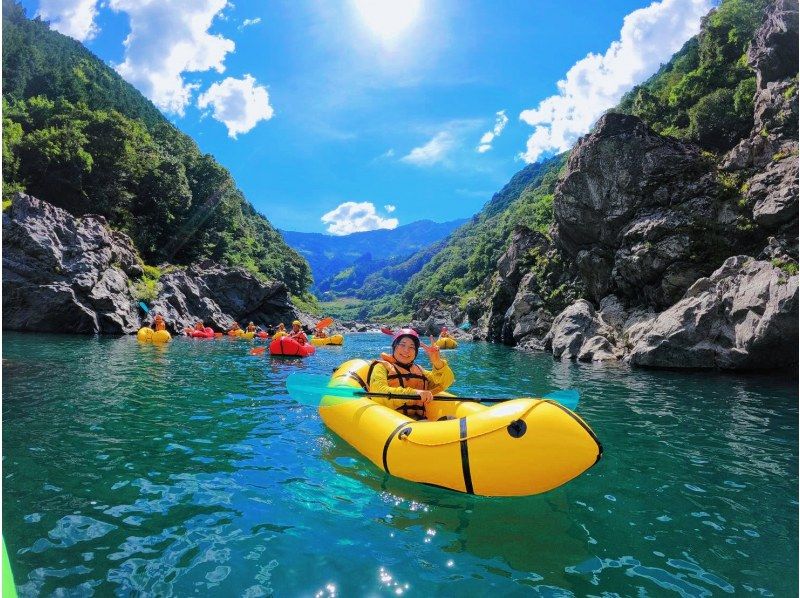【高知・仁淀川町】 「仁淀川パックラフトツアー」仁淀川で最高のリバートリップを！一人乗りのボートに乗って仁淀川が作る大渓谷を冒険しよう！の紹介画像
