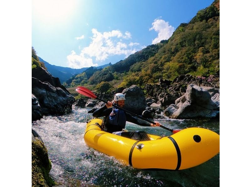 [高知/仁淀川町]“仁淀川包工藝之旅”仁淀川最好的河流之旅！乘坐單人船，探索仁淀川創造的大峽谷！の紹介画像