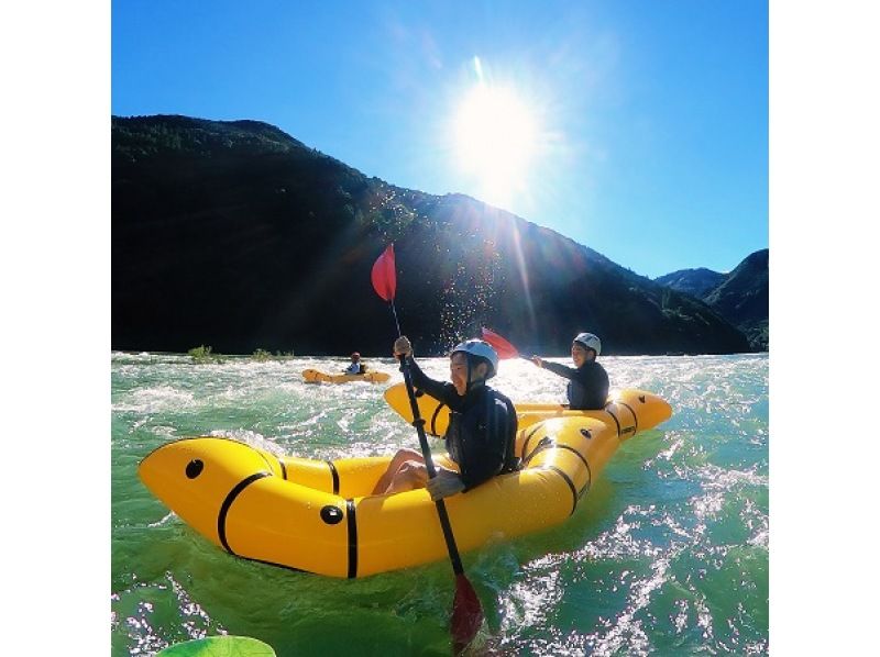 [Kochi / Niyodogawa Town] "Niyodogawa Pack Craft Tour" The best river trip in Niyodogawa! Take a single-seater boat and explore the great valley created by the Niyodo River!の紹介画像