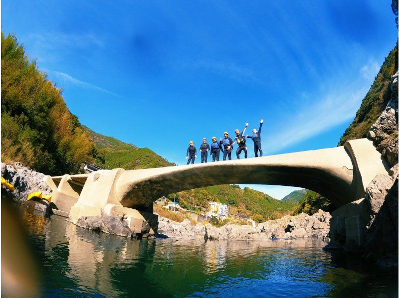 【高知・仁淀川町】 「仁淀川パックラフトツアー」仁淀川で最高のリバートリップを！一人乗りのボートに乗って仁淀川が作る大渓谷を冒険しよう！の紹介画像