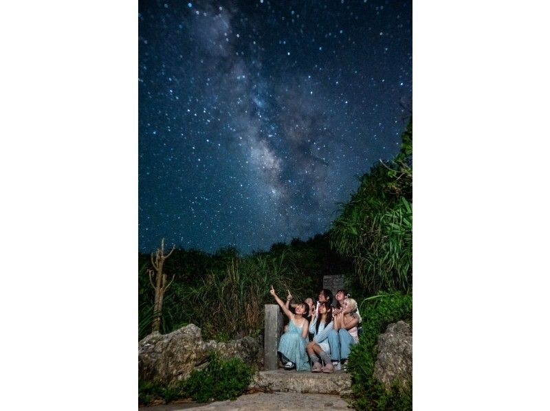 Very popular when traveling to Okinawa! Midnight night activities are becoming a hot topic on the internet! A starry sky photo tour that will look great on SNS while looking at one of the most spectacular views in Japan ♪ の紹介画像