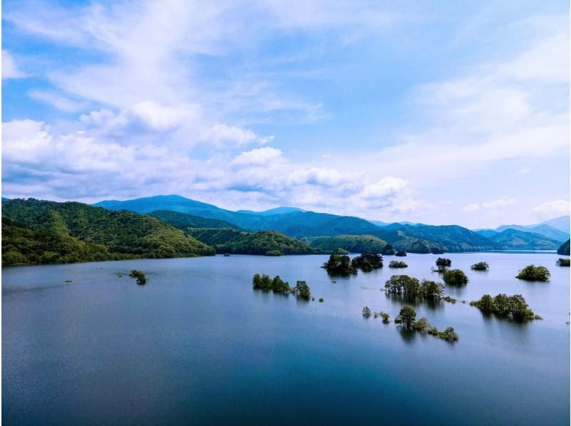 [Fukushima, Urabandai] Experience SUP on a hidden lake with a spectacular view! Beginners welcome & Wetsuits included for peace of mind on cold days♪ <Dogs welcome>の紹介画像