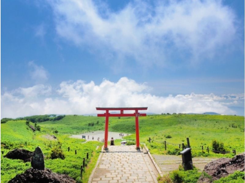 箱根　観光スポット　箱根元宮　駒ケ岳ロープウェー　山頂駅　視界を遮るもののない山頂に建つ赤い社　鳥居　天空中的神社　荘厳な雰囲気　パワースポット　富士山　神山　箱根山の最高峰　山岳信仰　關東有数の霊場