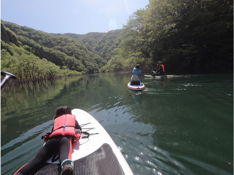 【南加賀　山中温泉】秋は紅葉！　乗り方いろいろ湖でまったりSUP ,パックラフト、カヤック！の紹介画像
