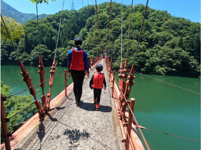 【南加賀　山中温泉】秋は紅葉！　乗り方いろいろ湖でまったりSUP ,パックラフト、カヤック！の紹介画像
