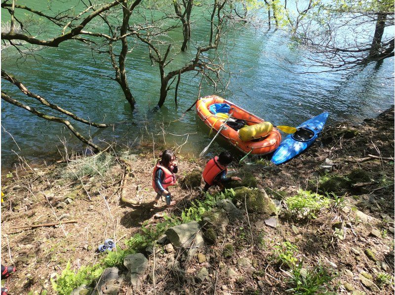 【南加賀　山中温泉】秋は紅葉！　乗り方いろいろ湖でまったりSUP ,パックラフト、カヤック！の紹介画像
