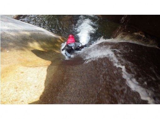 【愛媛・滑床渓谷】キャニオニングツアー欲張り1DAYコース【40m天然岩スライダー!】 【愛媛・滑床渓谷】キャニオニングツアー欲張り1DAYコース【40m天然岩スライダー!】