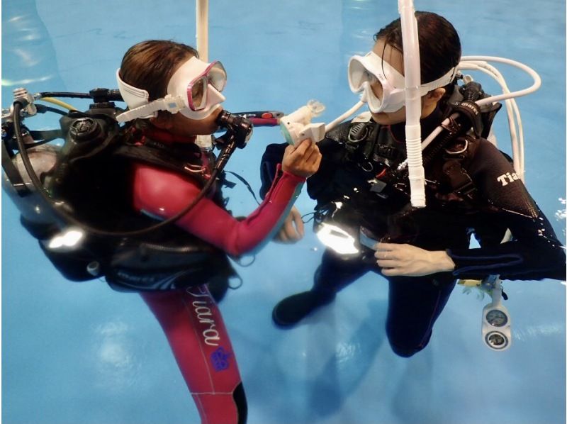 【東京・池袋】 世界基準PADIで学ぶ「続けられる」オープンウォーター講習 女性一人参加が多い少人数制・送迎付き・宿泊1泊2食付きの紹介画像