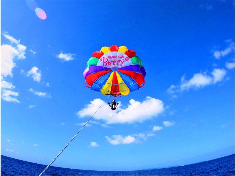 那覇発・慶良間諸島／パラセーリング★AJ那覇エリア年間口コミ３年連続第１位★GoPro・動画撮り放題★送迎・レインコート・バスタオル無料★の紹介画像