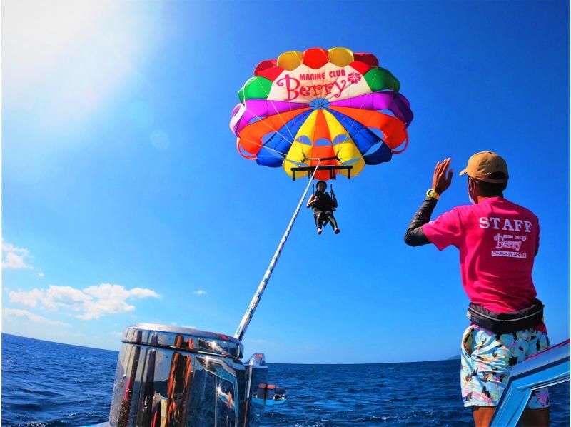 那覇発・慶良間諸島／パラセーリング★AJ那覇エリア年間口コミ３年連続第１位★GoPro・動画撮り放題★送迎・レインコート・バスタオル無料★の紹介画像