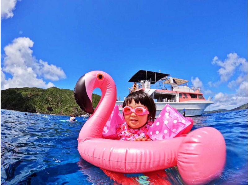 Departing from Naha, Kerama uninhabited island area, half-day/snorkeling & parasailing★2024 AJ Naha area review No.1★Unlimited play on the ocean slide★Completely non-smoking boat★の紹介画像