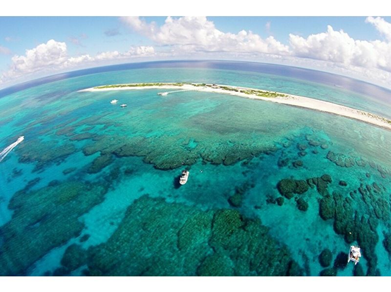 Departing from Naha, Kerama uninhabited island area, half-day/snorkeling & parasailing★2024 AJ Naha area review No.1★Unlimited play on the ocean slide★Completely non-smoking boat★の紹介画像